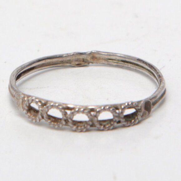 Vintage Silver Link Band Ring Delicate Minimal Understated Pinky Ring - Picture 5 of 13